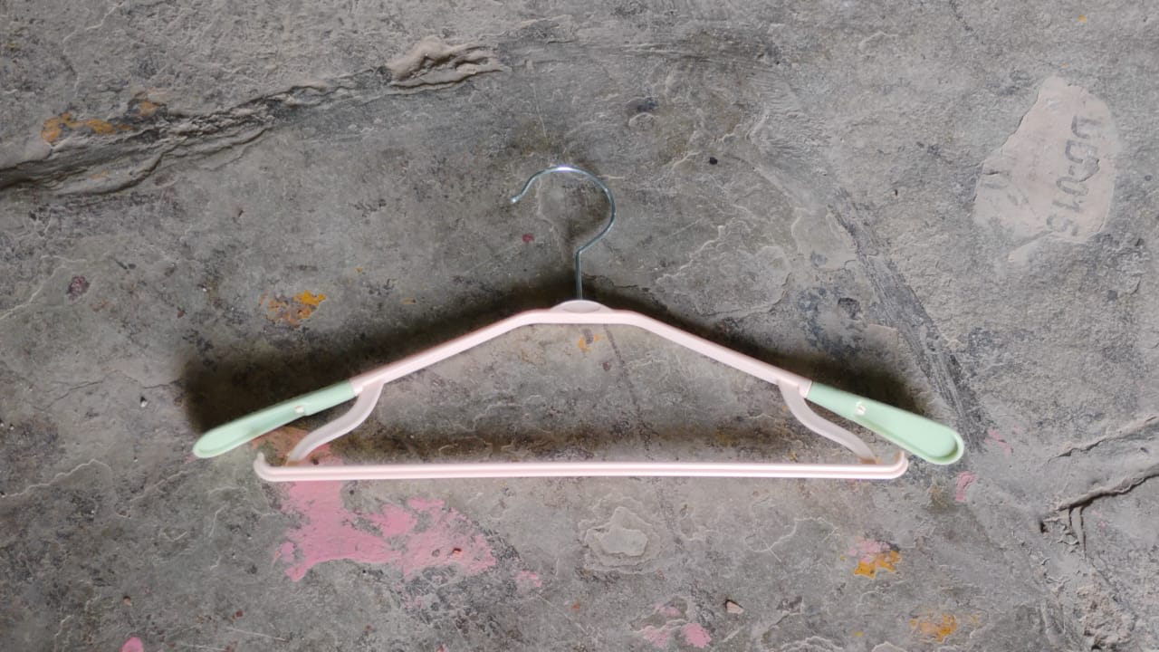 Pp Cloth Hanger Set Of 1 With Zinc Plated Steel Hook (1 Pc)