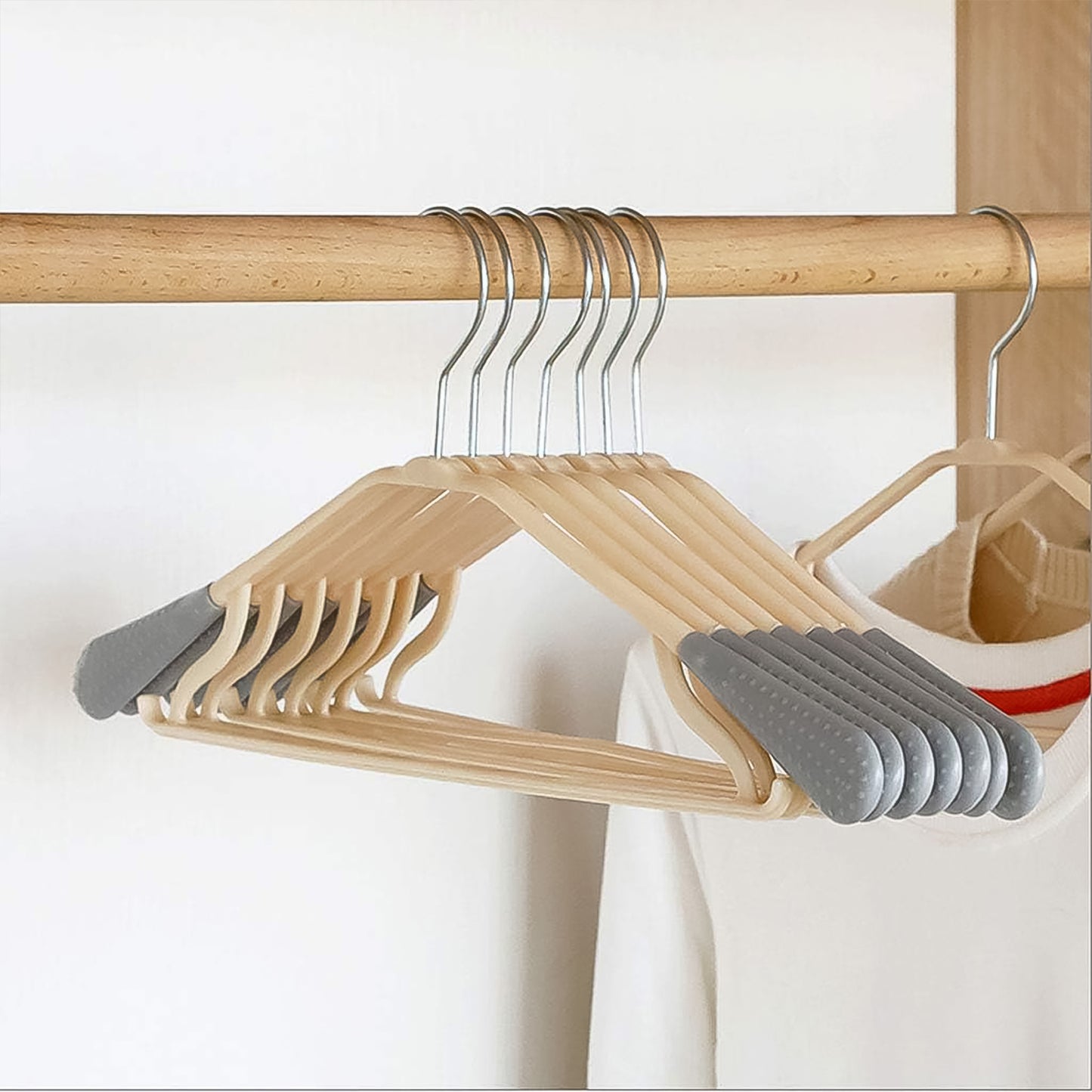 Pp Cloth Hanger Set Of 1 With Zinc Plated Steel Hook (1 Pc)